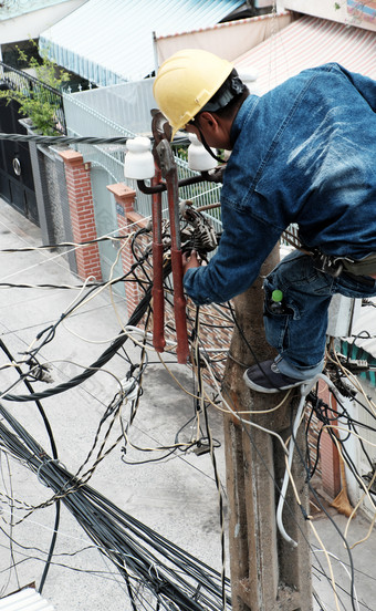 越南电工人爬高电帖子修复电网络男人。工作不安全的服务中午谁警察局城市越南