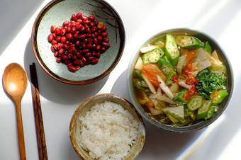 前视图越南素食主义者厨房每天家庭餐白色背景蔬菜酸汤从番茄秋葵竹子拍摄水菠菜炸花生与我是酱汁和大米碗为午餐