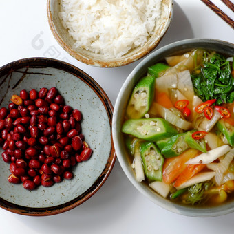 前视图越南素食主义者厨房每天家庭餐白色背景蔬菜酸汤从番茄秋葵竹子拍摄水菠菜炸花生与我是酱汁和大米碗为午餐