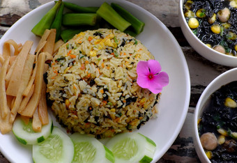 前视图板炸大米菜与蔬菜黄瓜竹子拍摄秋葵和海藻汤为家庭餐午餐美味的素食主义者食物准备好了吃木背景
