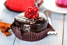 巧克力蛋糕与红色的醋栗木背景