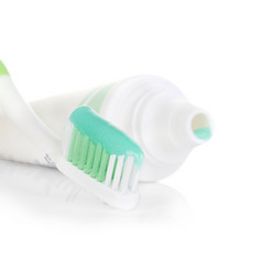 牙刷与牙膏孤立的白色背景