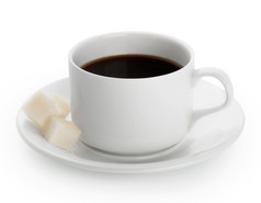 白色杯咖啡与糖块孤立的白色背景