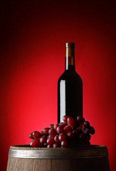 黑色的瓶酒与葡萄红色的背景黑色的瓶酒与葡萄