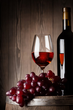 细节瓶而且玻璃红色的酒与葡萄老木桶细节瓶而且玻璃红色的酒与葡萄