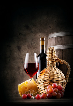 红色的酒与葡萄和奶酪棕色（的）背景红色的酒与葡萄和奶酪