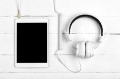 白色平板电脑与耳机白色木背景白色平板电脑与耳机