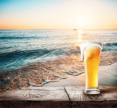 玻璃啤酒与泡沫表格对的海玻璃啤酒与泡沫表格