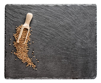 荞麦燕麦与木勺子板岩黑板上孤立的白色背景荞麦燕麦与木勺子板岩黑板上