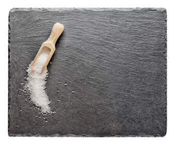 盐与<strong>木勺子</strong>板岩黑板上孤立的白色背景盐与<strong>木勺子</strong>板岩黑板上
