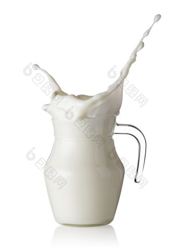 飞溅玻璃玻璃水瓶牛奶孤立的白色背景飞溅玻璃玻璃水瓶牛奶
