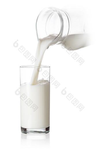 玻璃填满与牛奶倒从壶隔离白色的概念自然饮料玻璃填满与牛奶倒从壶