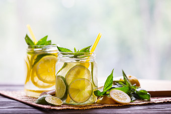 两个银行柠檬水使柠檬和石灰夏天让人耳目一新鸡尾酒使柠檬薄荷和冰的概念自然产品两个银行柠檬水使柠檬和石灰