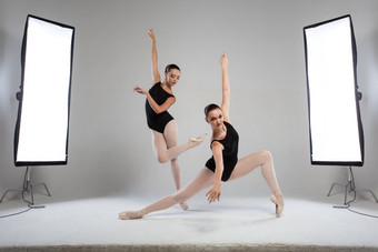 <strong>后台</strong>拍摄两个美丽的芭蕾舞 演员的工作室与光当然工作室摄影的概念美和格蕾丝<strong>后台</strong>拍摄两个美丽的芭蕾舞 演员的工作室