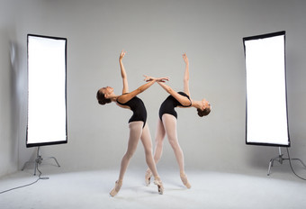 <strong>后台</strong>拍摄两个优雅的舞者的工作室与光当然工作室摄影的概念美和格蕾丝<strong>后台</strong>拍摄两个优雅的舞者的工作室