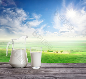 牛奶玻璃器皿对<strong>背景</strong>明亮的夏天景观的概念自然健康的食物牛奶玻璃器皿对<strong>背景</strong>明亮的夏天景观