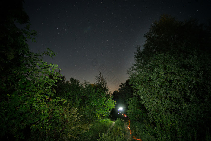 农村路与激烈的跟踪下的布满星星的天空晚上