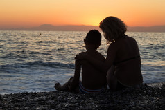 轮廓妈妈和儿子的海滨的晚上的概念爱和孤独轮廓妈妈和儿子海滨晚上