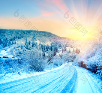 的路的日出的冬天山冬天景观的概念愿望和运动<strong>爽肤水</strong>的路的日出的冬天山