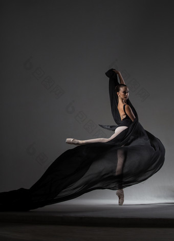 芭蕾舞女演员黑色的连裤袜舞蹈与黑色的布工作室摄影的概念美和格蕾丝芭蕾舞女演员黑色的连裤袜舞蹈与黑色的布