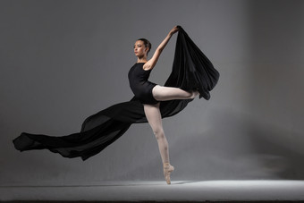 优雅的芭蕾舞女演员黑色的连裤袜摆姿势与黑色的布工作室摄影的概念美和格<strong>蕾丝</strong>优雅的芭蕾舞女演员黑色的连裤袜摆姿势与黑色的布