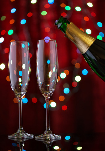 <strong>水晶</strong>两个眼镜和开放瓶香槟节日背景的概念庆祝的庆祝活动<strong>水晶</strong>两个眼镜和开放瓶香槟节日回来