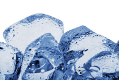 冰多维数据集与滴拍摄宏孤立的白色背景冰多维数据集与滴拍摄宏