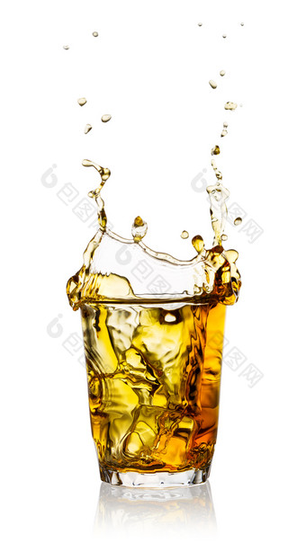 飞溅玻璃<strong>威士忌</strong>孤立的白色背景飞溅玻璃<strong>威士忌</strong>