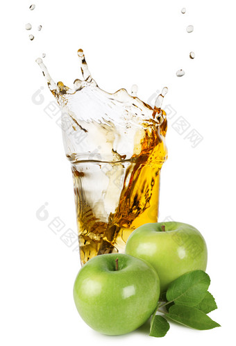 玻璃苹果汁与飞溅和绿色苹果孤立的白色背景玻璃苹果汁与飞溅和绿色苹果