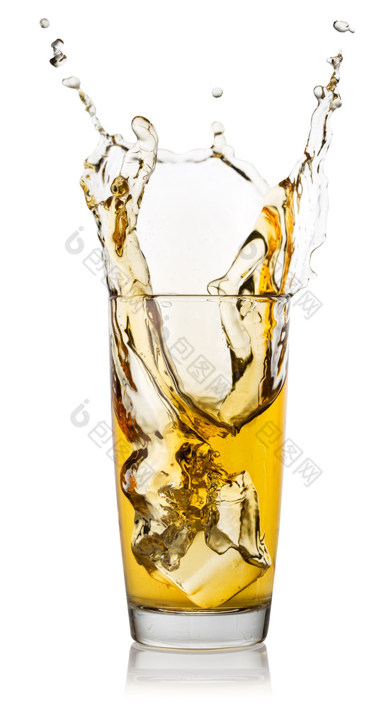 玻璃苹果汁与飞溅从冰多维数据集孤立的白色背景玻璃苹果汁与飞溅从冰多维数据集