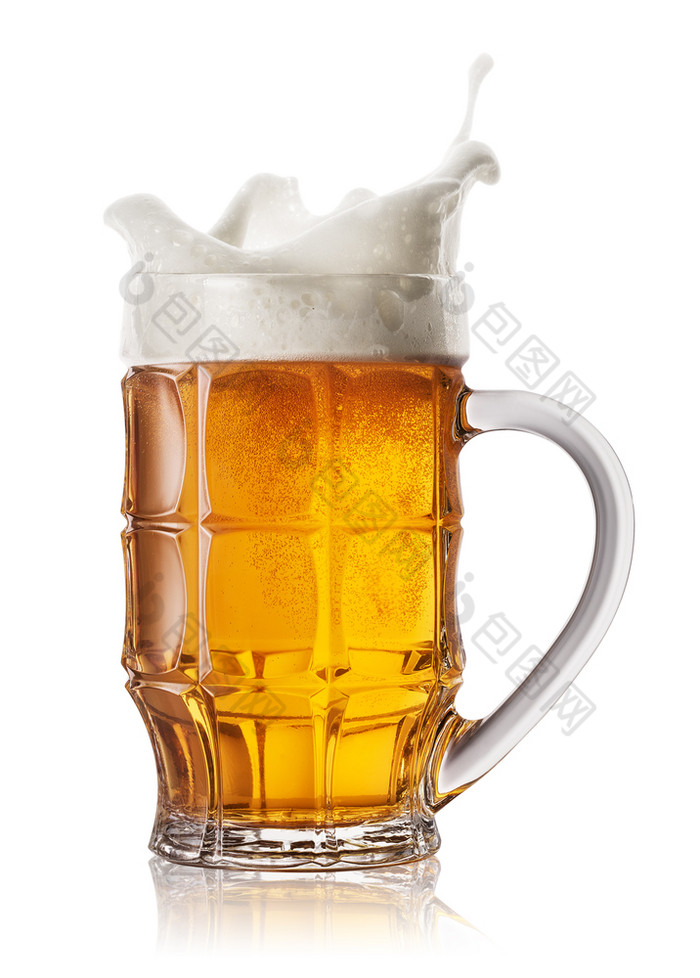飞溅啤酒杯子孤立的白色背景飞溅泡沫在上雕琢平面的杯子光啤酒飞溅啤酒杯子