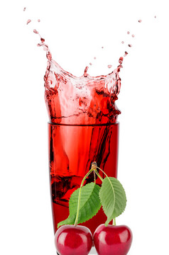 飞溅玻璃樱桃汁与浆果樱桃孤立的白色背景飞溅玻璃樱桃汁与浆果樱桃