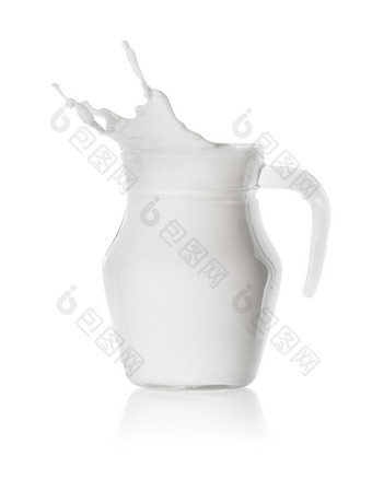 飞溅牛奶玻璃透明的玻璃水瓶孤立的白色背景飞溅牛奶玻璃透明的玻璃水瓶