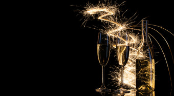 瓶和眼镜与香槟的光孟加拉灯黑色的背景的概念庆祝<strong>活动</strong>和庆祝<strong>活动</strong>新一年圣诞节婚礼瓶和眼镜与香槟的光孟加拉灯