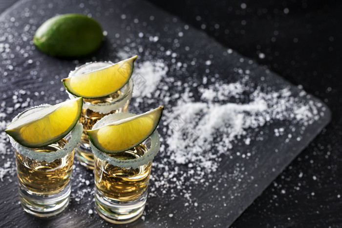 金龙舌兰酒黑色的背景含酒精的鸡尾酒墨西哥传统的喝金龙舌兰酒黑色的背景