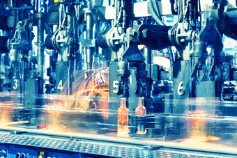 热玻璃瓶玻璃生产行热红色的瓶移动沿着的输送机的工厂爽肤水热玻璃瓶玻璃生产行