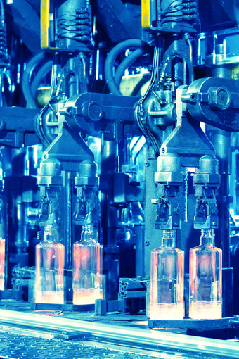 热滚肋瓶输送机热红色的瓶移动沿着的输送机的玻璃工厂热滚肋瓶输送机
