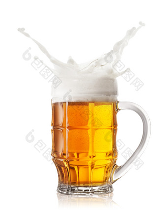 泡沫<strong>飞溅</strong>在上雕琢平面的啤酒杯子孤立的白色背景泡沫<strong>飞溅</strong>在上雕琢平面的啤酒杯子