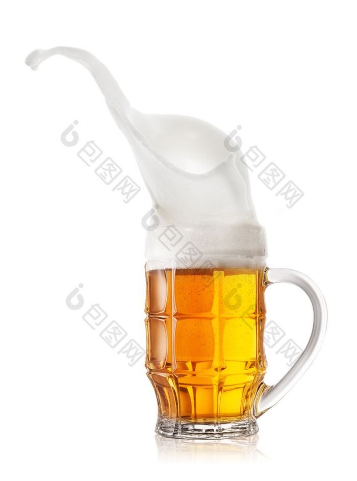 高飞溅泡沫杯子啤酒孤立的白色背景高飞溅泡沫杯子蜜蜂