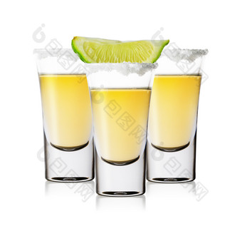 三个眼镜<strong>金龙</strong>舌兰酒与盐和石灰孤立的白色背景传统的墨西哥强大的含酒精的喝三个眼镜<strong>金龙</strong>舌兰酒与盐和石灰