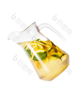 倾斜的壶柠檬水孤立的白色背景倾斜的壶柠檬水