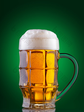 在上雕琢平面的<strong>杯子</strong>光啤酒与泡沫绿色背景在上雕琢平面的<strong>杯子</strong>光啤酒与泡沫绿色背景