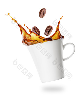 倾向于杯咖啡与飞溅从下降谷物孤立的白色背景倾向于杯咖啡与飞溅从下降谷物