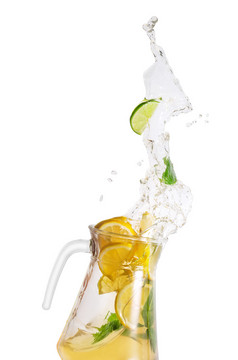 壶与飞溅自制的柠檬水孤立的白色背景壶与飞溅自制的柠檬水