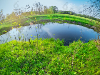 蓝色的湖的绿色草的概念清洁绿色地球拍摄与广角镜头蓝色的湖的绿色草