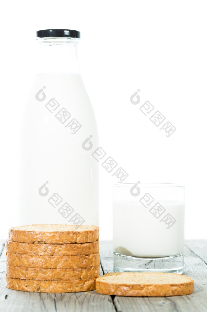 瓶新鲜的牛奶与烤面包而且与白色背景