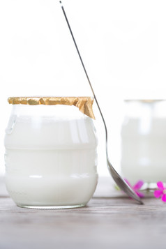白色酸奶玻璃碗白色背景