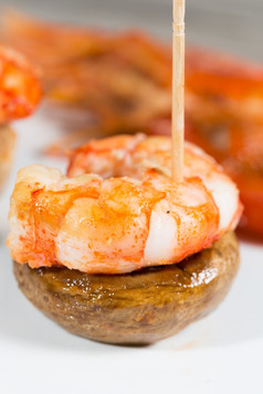 串肉扦虾煮熟的与新鲜的蘑菇烤