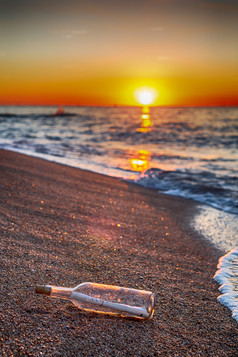 瓶与消息内部的海岸的海滩