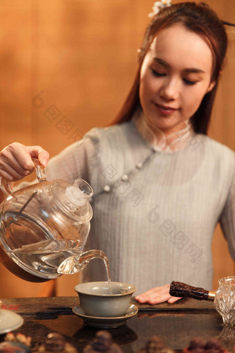 青年女人展示茶艺
